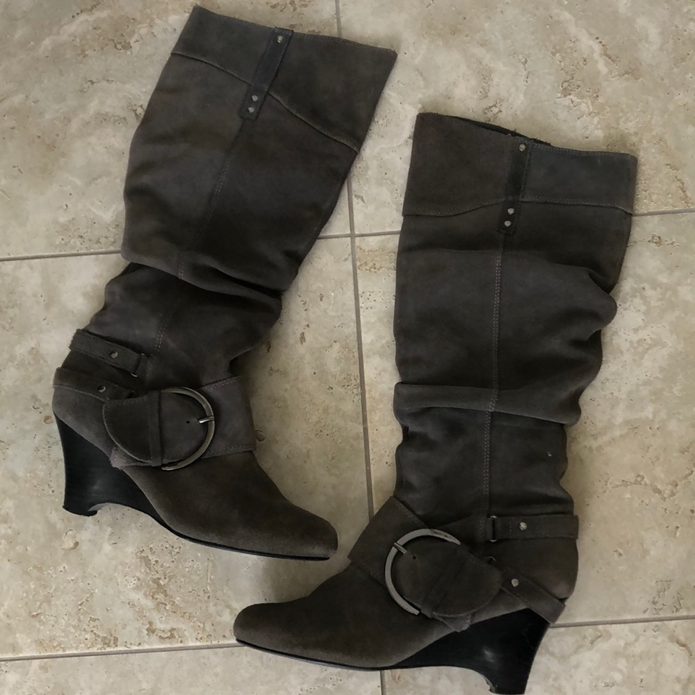 Woman’s Grey Boots